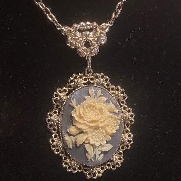 Vintage Large Cream Rose Cameo Necklace - Picture 2 of 7